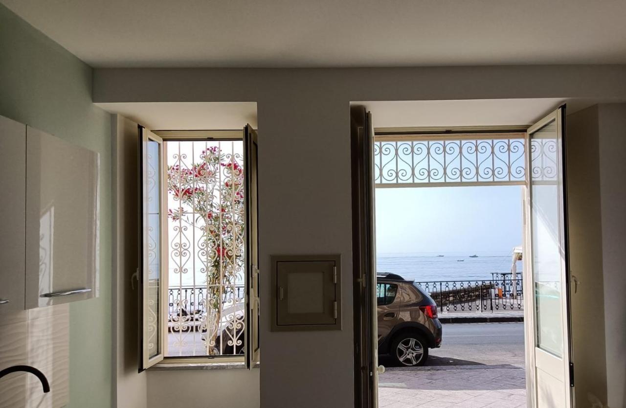 Bilocale Fronte Mare Apartment จีอาร์ดีนี นักซอส ภายนอก รูปภาพ