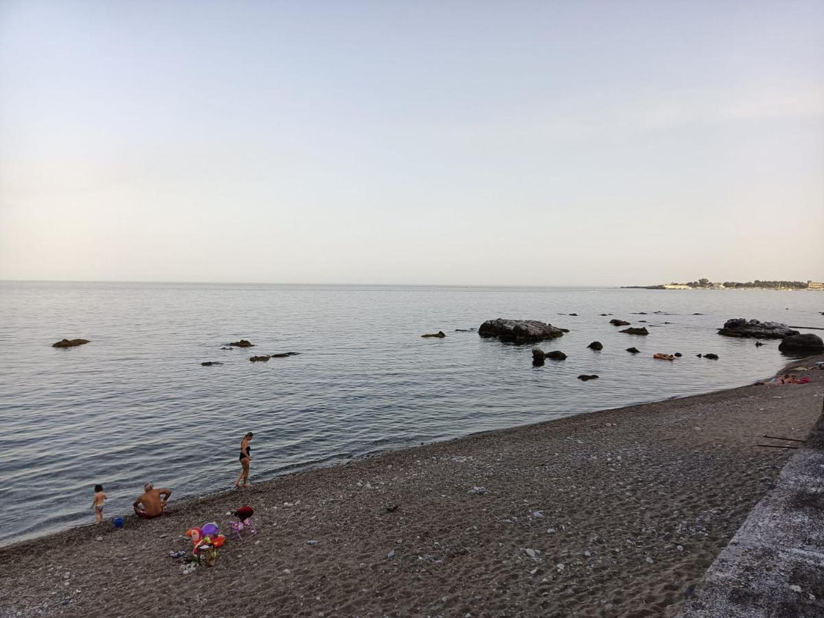 Bilocale Fronte Mare Apartment จีอาร์ดีนี นักซอส ภายนอก รูปภาพ